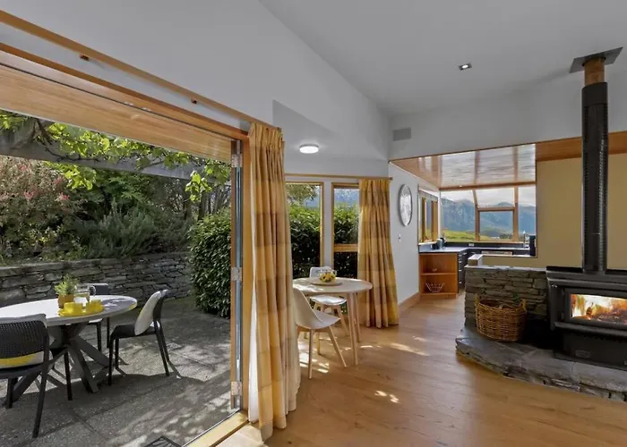 Picturesque On Peregrine, Close To Town With Views