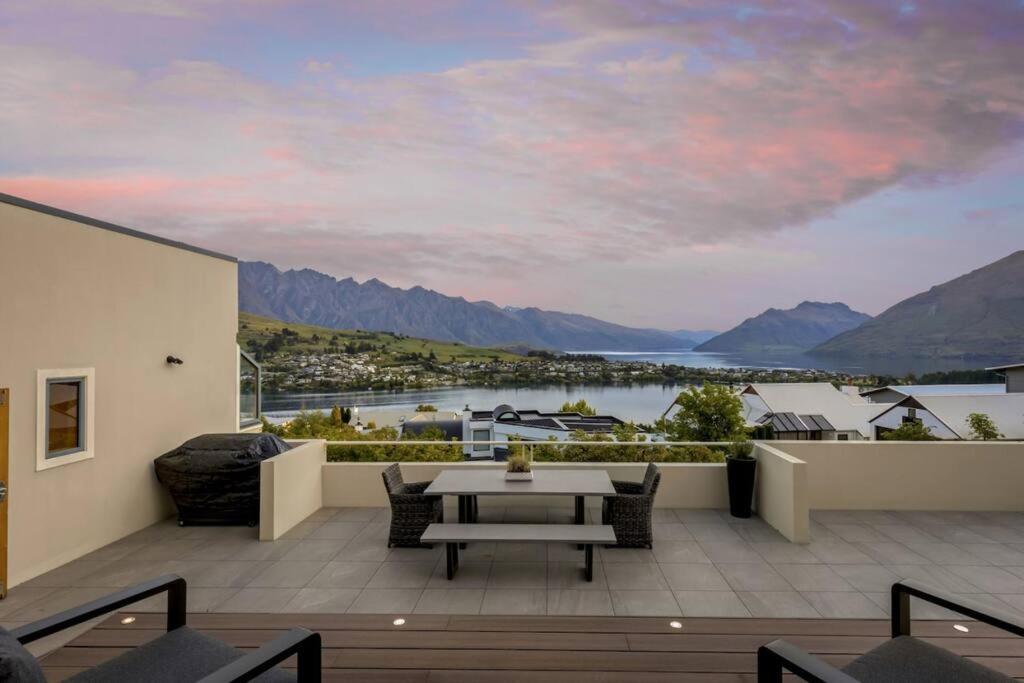 Picturesque On Peregrine, Close To Town With Views Holiday home