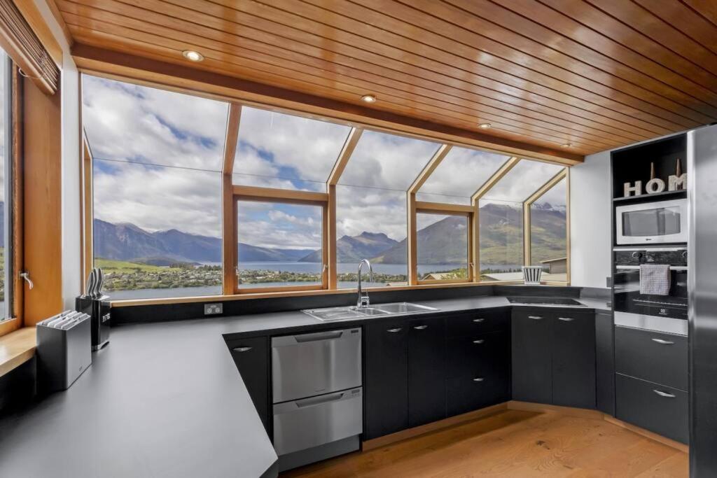 Picturesque On Peregrine, Close To Town With Views Holiday home Queenstown