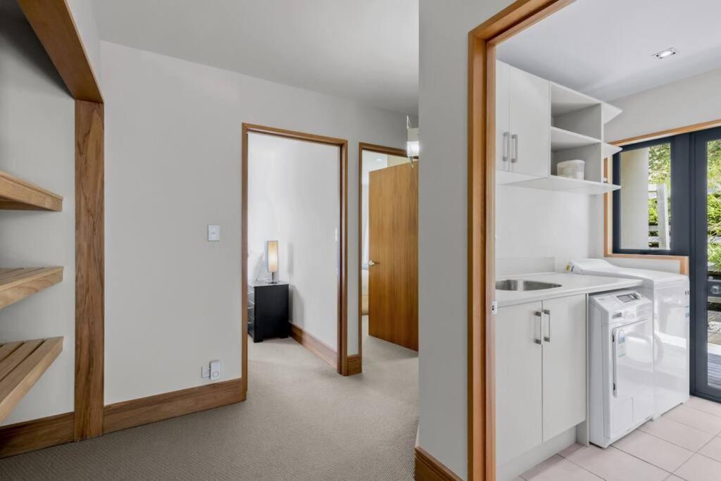 Holiday home Picturesque On Peregrine, Close To Town With Views Queenstown