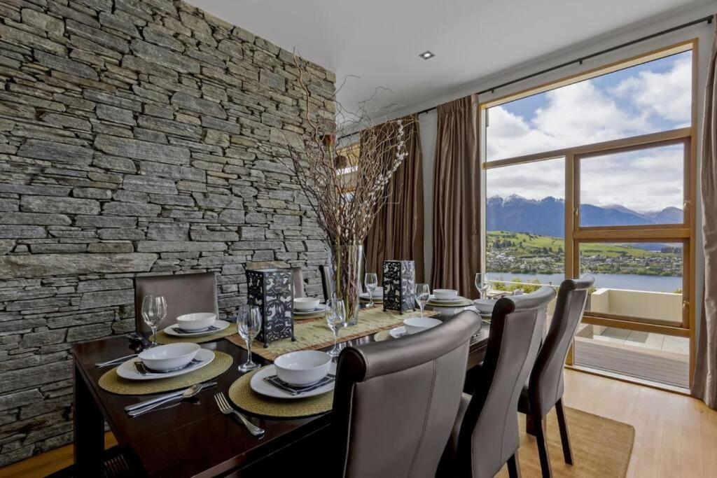 Picturesque On Peregrine, Close To Town With Views *