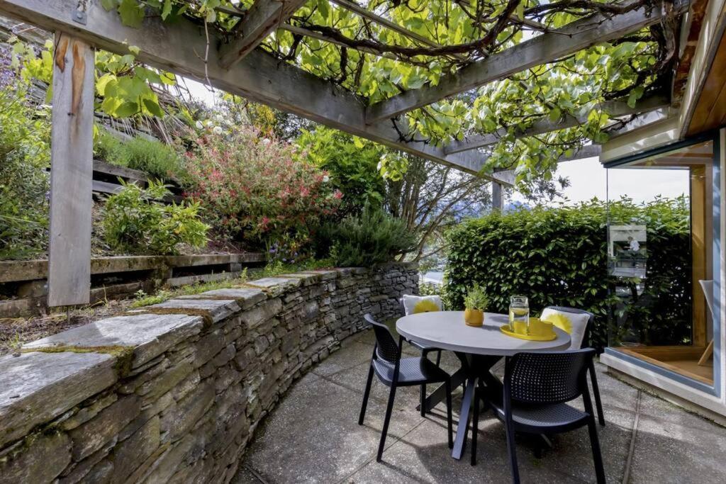 Holiday home Picturesque On Peregrine, Close To Town With Views Queenstown